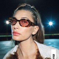 Sebelum muncul di runway Miu Miu, bando zig zag juga sudah beberapa kali terlihat dipakai Hailey Bieber. Model sekaligus pendiri Rhode tersebut diketahui beberapa kali mengenakan aksesori rambut yang mengingatkan pada gaya khas era 90-an. Foto: Dok. Instagran Hailey Bieber, Bend It Films
