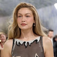 Gaya ini menghadirkan riasan yang nyaris tak terlihat, namun tetap cantik menawan. Seperti model Gigi Hadid di MET Gala 2026. Foto: WireImage/John Shearer