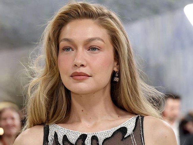 Gaya ini menghadirkan riasan yang nyaris tak terlihat, namun tetap cantik menawan. Seperti model Gigi Hadid di MET Gala 2026. Foto: WireImage/John Shearer