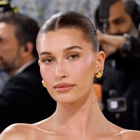 Penjepit bulu mata dan lashes gel bening jadi kunci mendapatkan gaya riasan ini. Hailey Bieber pun tampil cantik tanpa maskara tebal. Foto: Getty Images/Taylor Hill