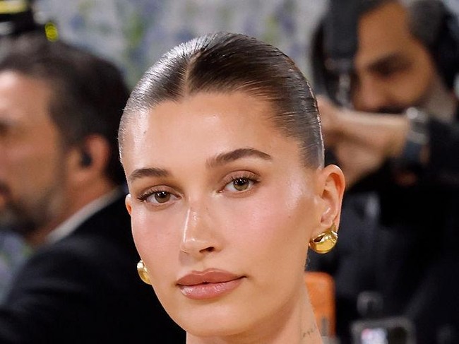 Penjepit bulu mata dan lashes gel bening jadi kunci mendapatkan gaya riasan ini. Hailey Bieber pun tampil cantik tanpa maskara tebal. Foto: Getty Images/Taylor Hill