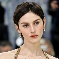 Gracie Abrams tak ketinggalan ikut tren ini. Namun jika tetap ingin memakai maskara agar bulu mata lentik lebih lama, opsinya bisa memakai maskara bening atau maskara warna cokelat. Foto: Getty Images/Jamie McCarthy