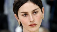 Cara Unik Gracie Abrams Obati Kangen saat LDR dengan Pacar, Pakai Aftershave