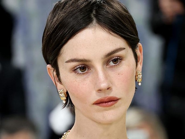 Gracie Abrams tak ketinggalan ikut tren ini. Namun jika tetap ingin memakai maskara agar bulu mata lentik lebih lama, opsinya bisa memakai maskara bening atau maskara warna cokelat. Foto: Getty Images/Jamie McCarthy