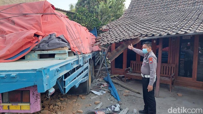 Tronton tabrak rumah dan pemotor hingga 1 orang tewas di Ngawi