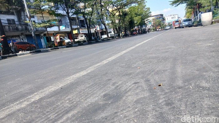 Tumpahan gula dan pupuk di Jalan Nusantara, Makassar, bikin sejumlah pemotor berjatuhan.
