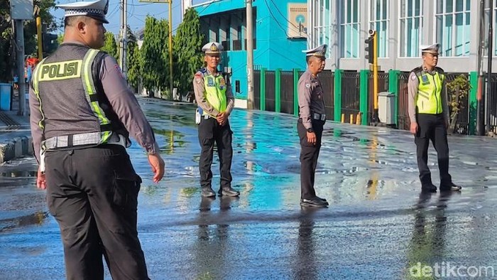 Tumpahan solar di Parepare bikin pengendara motor berjatuhan.