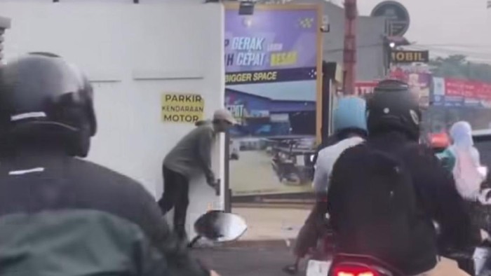Viral pria berpistol mindik-mindik di pinggir jalanan Ciputat diselidiki polisi, Rabu (12/8/2026)