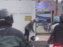 Video Viral Pria Berpistol Mengendap-endap di Pinggir Jalan Ciputat