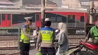 Wanita Lawan Arah di Jaktim, Ditegur Malah Ngambek dan Tinggalkan Motor