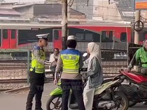 Ditegur Polisi karena Lawan Arah, Bikers Wanita Ini Malah Ngambek-Tinggalkan Motor