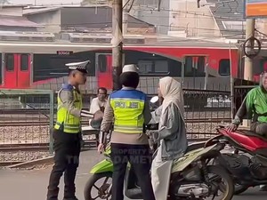 Ditegur Polisi karena Lawan Arah, Bikers Wanita Ini Malah Ngambek-Tinggalkan Motor