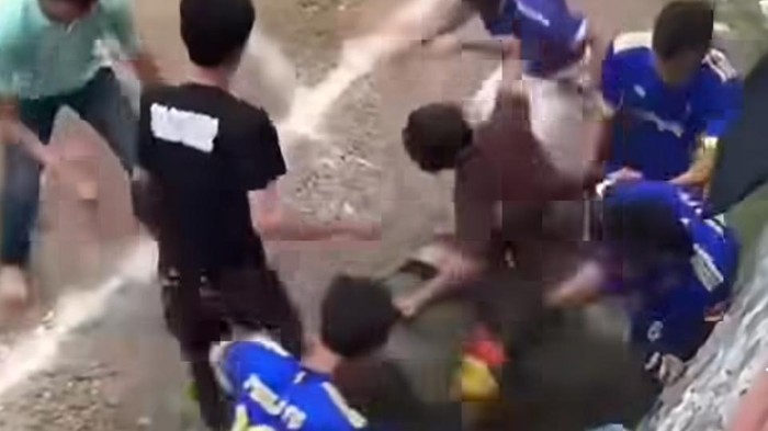 Beredar di media sosial video seorang wasit turnamen sepakbola dikeroyok sejumlah orang di Kecamatan Sukajaya, Bogor, Jawa Barat, Selasa (11/8/2026).