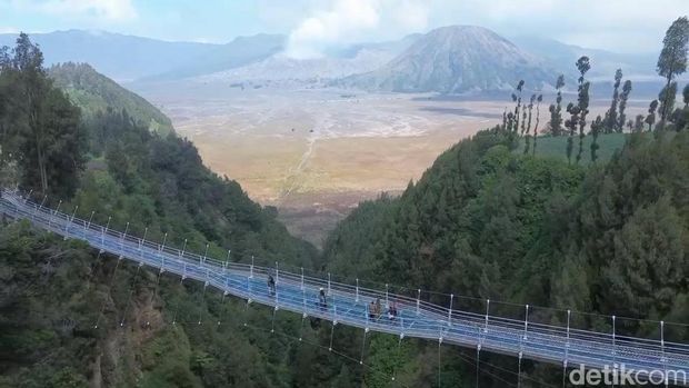 Wisatawan di Gunung Bromo Wisatawan di Gunung Bromo terdampak kebakaran lahan