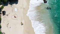 Alessandra Ambrosio dilamar Buck Palmer yang seorang desainer perhiasan asal Australia di Nihi Sumba, Nusa Tenggara Timur. Terlihat dari sudut pandang udara ada susunan hiasan berbentuk hati raksasa yang dibuat di atas pasir pantai. (Foto: dok Instagram alessandraambrosio)