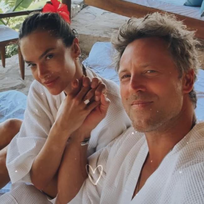 Momen Romantis Alessandra Ambrosio Dilamar Buck Palmer di Nihi Sumba