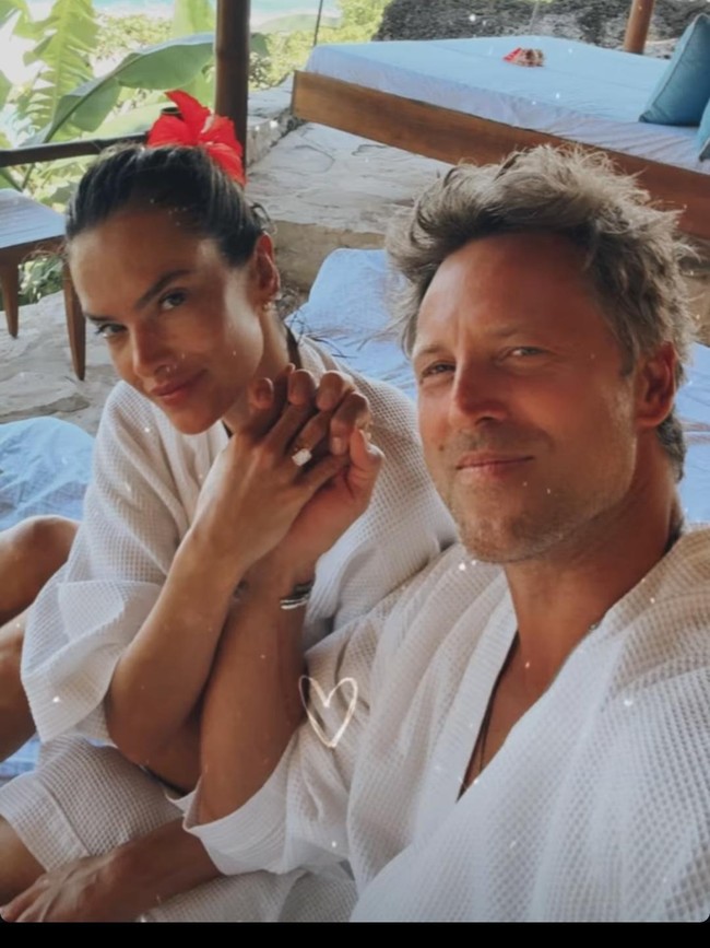 Momen Romantis Alessandra Ambrosio Dilamar Buck Palmer di Nihi Sumba
