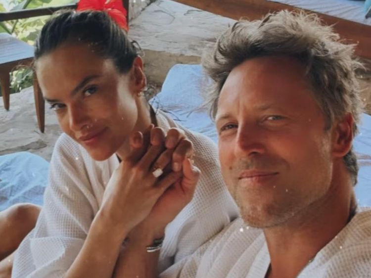 Momen Romantis Alessandra Ambrosio Dilamar Buck Palmer di Nihi Sumba