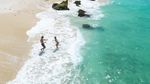 Momen Romantis Alessandra Ambrosio Dilamar Buck Palmer di Nihi Sumba