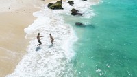 Setelah lamaran diterima, Alessandra Ambrosio menikmati pantai di Sumba bersama Buck Palmer. Aku akan memilihmu dalam hidup ini dan setiap hidup. Semoga selamanya, cintaku, tulisnya dilihat di Instagram, Jumat (14/8/2026). (Foto: dok Instagram alessandraambrosio)