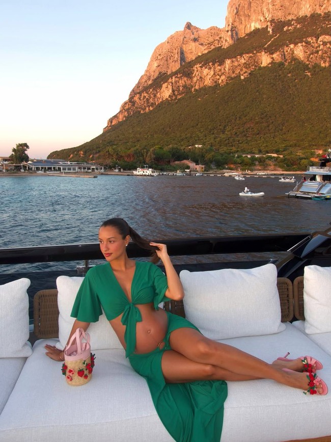 Pasangan itu berkeliling Sardinia dengan anjing mereka Leo menggunakan kapal superyacht Riva 102 Corsaro Super khusus bernama Sedici. Foto: Instagram @alexandramalenaleclerc