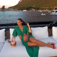 Pasangan itu berkeliling Sardinia dengan anjing mereka Leo menggunakan kapal superyacht Riva 102 Corsaro Super khusus bernama Sedici. Foto: Instagram @alexandramalenaleclerc