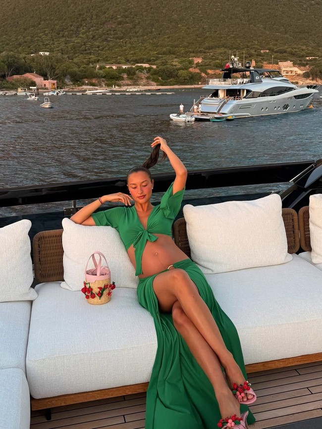 Rangkaian foto terbaru Alexandra menuai perhatian dari penggemar yang memuji wanita 25 tahun itu memancarkan ‘pregnancy glow’ dengan estetika khasnya yang Pinterest‑perfect. Foto: Instagram @alexandramalenaleclerc