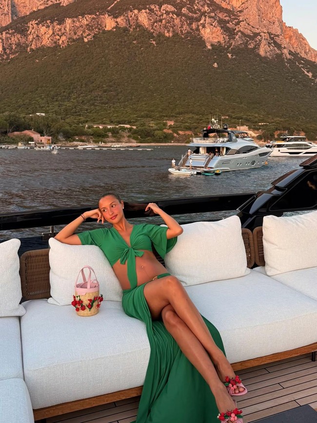 Gaya Glamour Istri Charles Leclerc Perdana Pamer Baby Bump di Atas Yacht