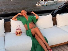 Gaya Glamour Istri Charles Leclerc Perdana Pamer Baby Bump di Atas Yacht