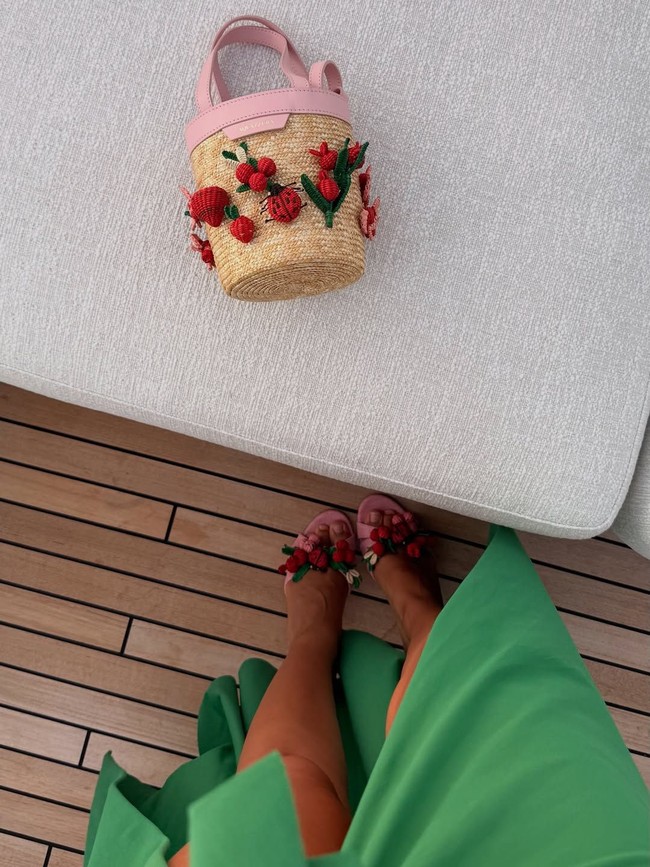 Kepik sendiri dikenal sebagai simbol keberuntungan, kesuburan, dan awal yang baru. Motif itu tampaknya sengaja dipilih Alexandra untuk menandai perjalanannya sebagai ibu. Foto: Instagram @alexandramalenaleclerc