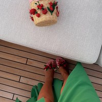 Kepik sendiri dikenal sebagai simbol keberuntungan, kesuburan, dan awal yang baru. Motif itu tampaknya sengaja dipilih Alexandra untuk menandai perjalanannya sebagai ibu. Foto: Instagram @alexandramalenaleclerc