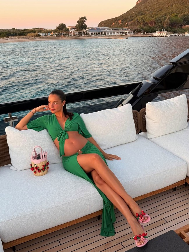 Gaya mewah Alexandra dilengkapi dengan bucket bag Botanica dari Aquazzura dan high heels dengan jahitan kepik di bagian depan.  Foto: Instagram @alexandramalenaleclerc