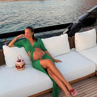 Gaya mewah Alexandra dilengkapi dengan bucket bag Botanica dari Aquazzura dan high heels dengan jahitan kepik di bagian depan.  Foto: Instagram @alexandramalenaleclerc