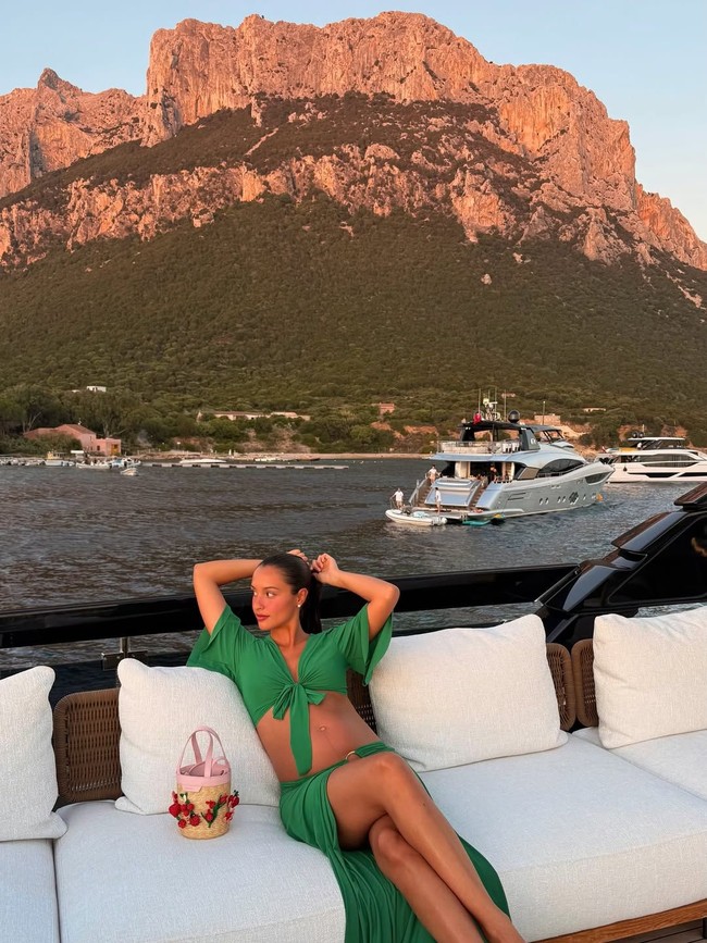 Debut baby bump istri Charles Leclerc, Alexandra jadi sorotan saat selebgram itu berbagi foto liburan mewah di kapal pesiar. Sebelumnya kabar bahwa Alexandra hamil anak pertama beredar di media sosial.Foto: Instagram @alexandramalenaleclerc
