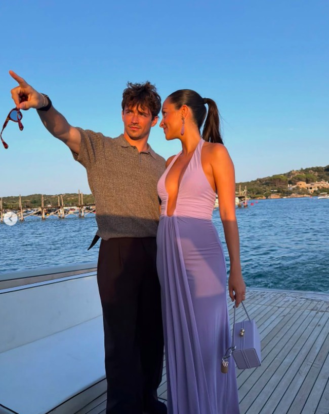 Alexandra dan Charles menikah di Monaco awal tahun ini dengan perayaan mewah yang sempat dirahasiakan. Di hari bahagia mereka, Charles membawa istri dengan mobil vintage Ferrari 250 Testa Rossa merah yang ditaksir seharga Rp 202 miliaran. Foto: Instagram @charles_leclerc  