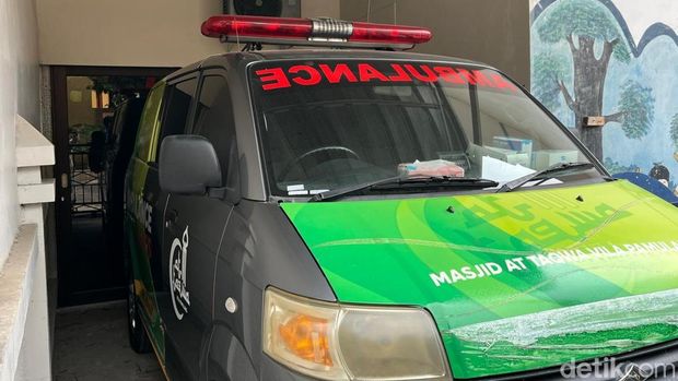 Ambulance Gratis Ambulan gratis yang merupakan salah satu fasilitas Masjid At Taqwa Vila Pamulang.