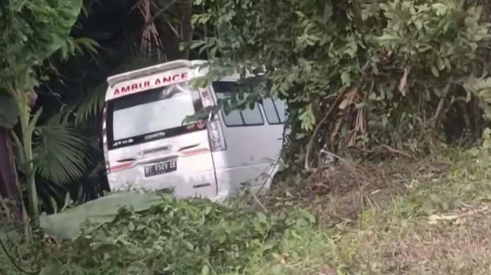 Ambulans bawa jenazah masuk ke jurang usai bertabrakan dengan minibus di Konawe.