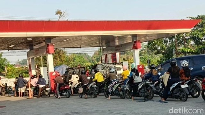 Antrean Pertalite di Kobar mulai terurai
