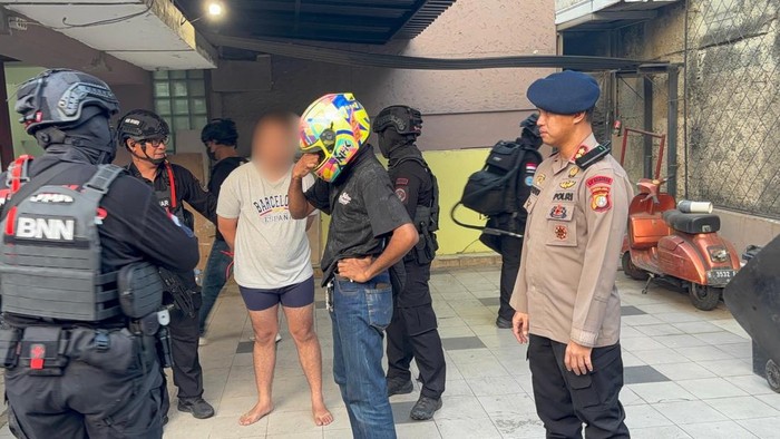 Aparat menyita narkotika jenis ganja hingga senjata api (senpi) dari penangkapan bandar narkoba berinisial MR di Kampung Bahari, Jakut. (dok Brimob PMJ)