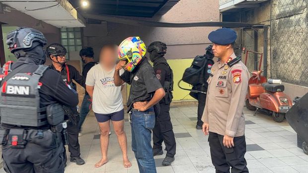 Aparat menyita narkotika jenis ganja hingga senjata api (senpi) dari penangkapan bandar narkoba berinisial MR di Kampung Bahari, Jakut. (dok Brimob PMJ)