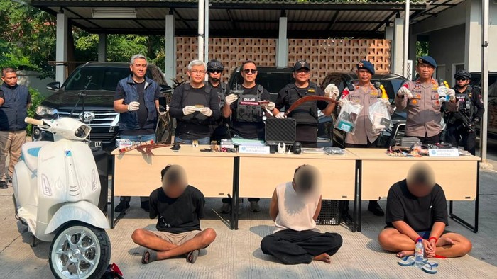 Aparat menyita narkotika jenis ganja hingga senjata api (senpi) dari penangkapan bandar narkoba berinisial MR di Kampung Bahari, Jakut. (Dok. Brimob PMJ)