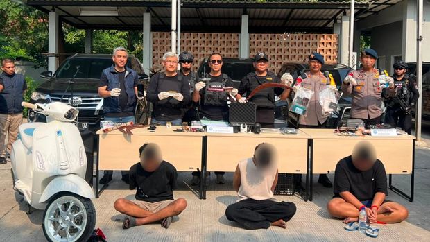 Aparat menyita narkotika jenis ganja hingga senjata api (senpi) dari penangkapan bandar narkoba berinisial MR di Kampung Bahari, Jakut. (dok Brimob PMJ)