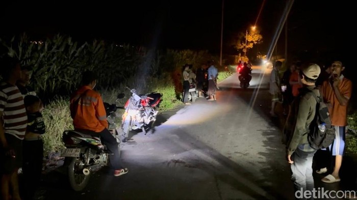 Bangkai motor dalam kecelakaan maut adu banteng motor di Mojokerto menewaskan 3 orang.