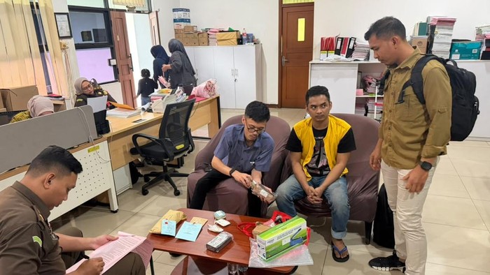 Bareskrim melimpahkan tersangka pengendali lab vape etomidate ke jaksa. (Dok. Istimewa)