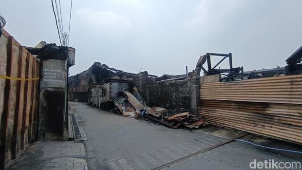 Belasan jam dilalap api, pabrik bingkai di Duren Sawit, Jakarta Timur (Jaktim) ludes tak bersisa. Bangunan rumah di dekat lokasi turut terdampak. (Shonya NR/detikcom)