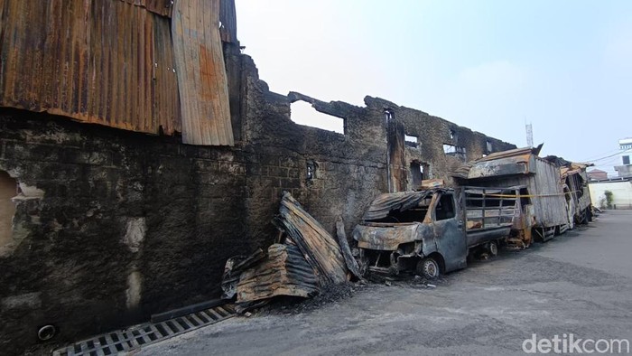 Belasan jam dilalap api, pabrik bingkai di Duren Sawit, Jakarta Timur (Jaktim) ludes tak bersisa. Bangunan rumah di dekat lokasi turut terdampak. (Shonya NR/detikcom)
