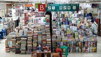 Pedagang juga berupaya menjaga kualitas buku yang dipajang di toko. 