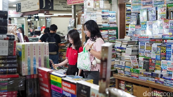 Pengunjung dari berbagai generasi silih berganti mendatangi toko-toko buku yang berjejer di lantai basement Blok M Square, Kamis (13/8/2026).