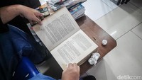 Salah satu caranya dengan membersihkan jamur yang menempel pada buku menggunakan cairan khusus. 