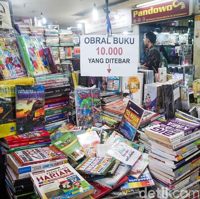 Berburu Buku Murah di Basement Blok M Square